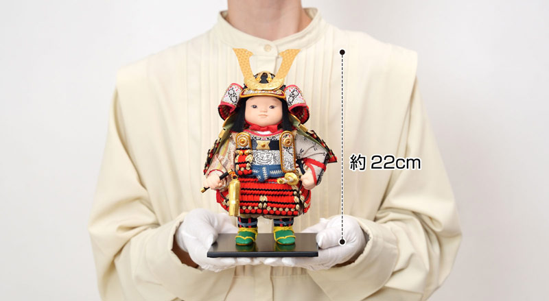 すずなりの五月人形の鎧着子供大将飾りは手のひらにのる高さ22cm、コンパクトでおしゃれでモダンなデザインです。