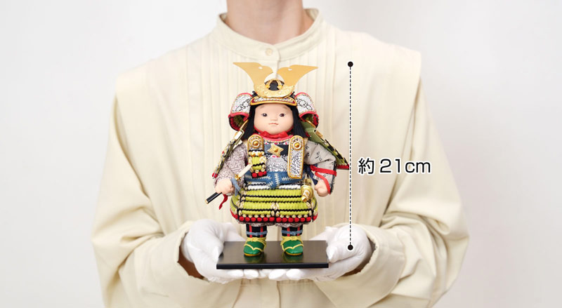 すずなりの五月人形の鎧着子供大将飾りは手のひらにのる高さ21cm、コンパクトでおしゃれでモダンなデザインです。