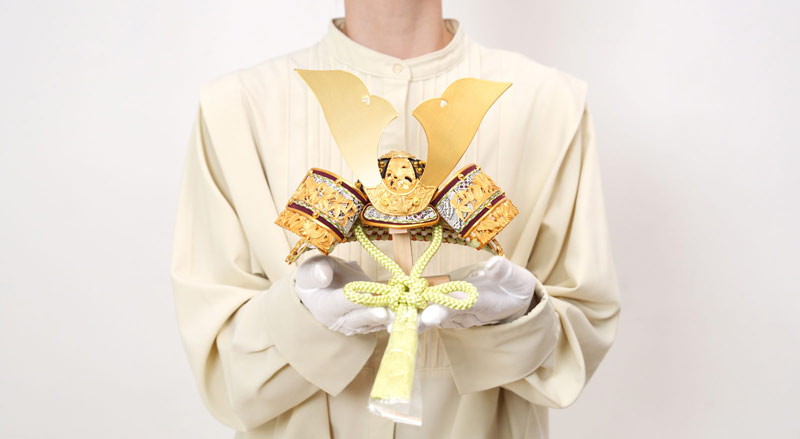 すずなりの五月人形の兜は手のひらにのるコンパクトでおしゃれでモダンなデザインです。