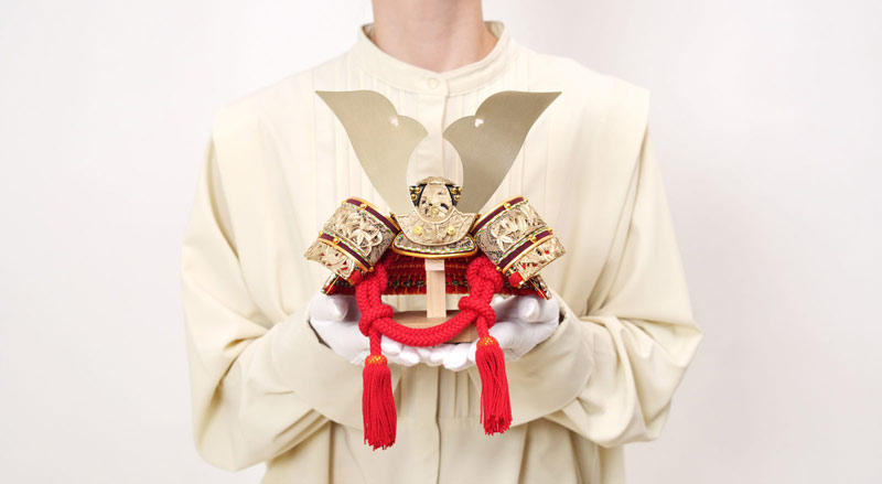 すずなりの五月人形の兜は手のひらにのるコンパクトでおしゃれでモダンなデザインです。