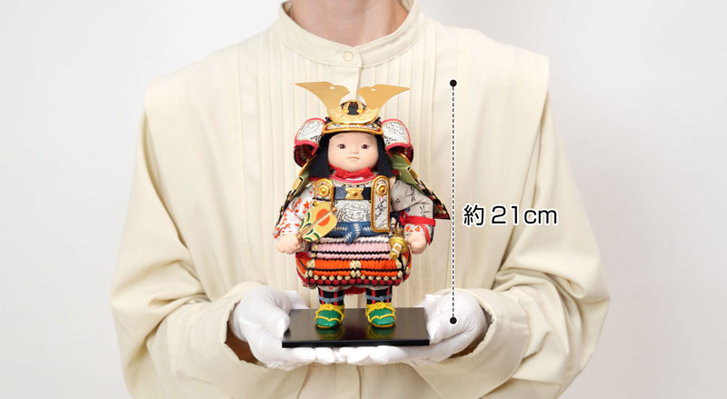すずなりの五月人形の鎧着子供大将飾りは手のひらにのる高さ21cm、コンパクトでおしゃれでモダンなデザインです。