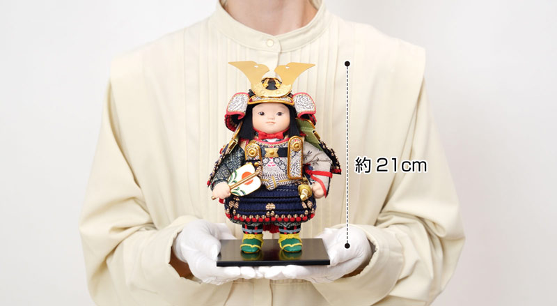 すずなりの五月人形の鎧着子供大将飾りは手のひらにのる高さ21cm、コンパクトでおしゃれでモダンなデザインです。