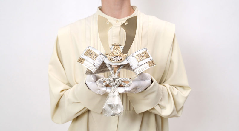 すずなりの五月人形の兜は手のひらにのるコンパクトでおしゃれでモダンなデザインです。