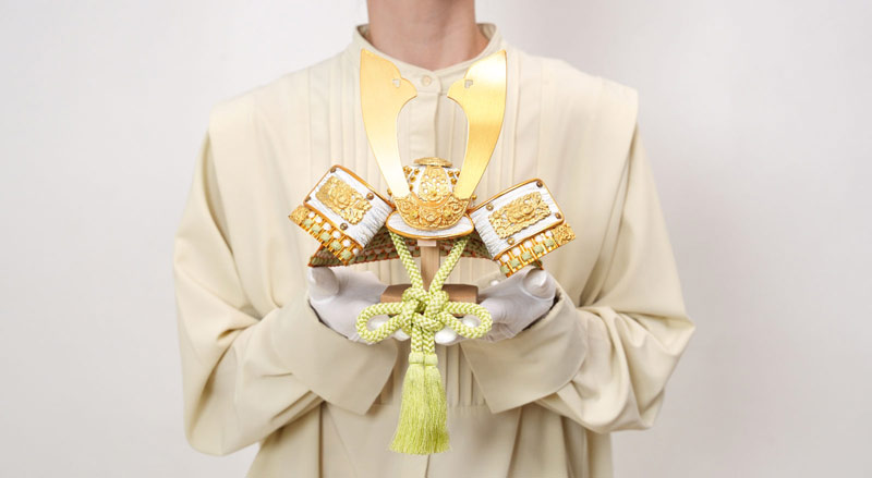 すずなりの五月人形の兜は手のひらにのるコンパクトでおしゃれでモダンなデザインです。