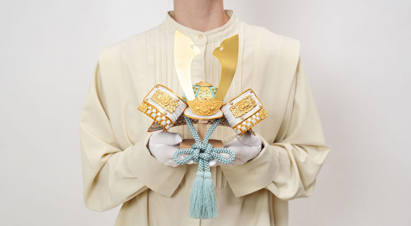 すずなりの五月人形の兜は手のひらにのるコンパクトでおしゃれでモダンなデザインです。