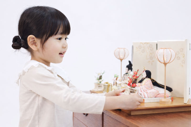 すずなりの雛人形はリビングや玄関にも置きやすい幅45cm前後。