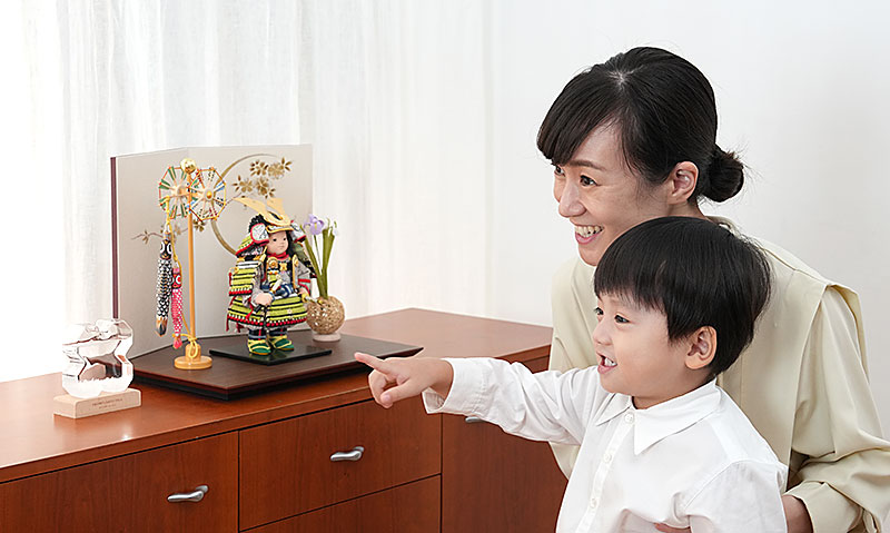 すずなりの五月人形はリビングや玄関にマッチするコンパクトな兜飾り、子供大将です